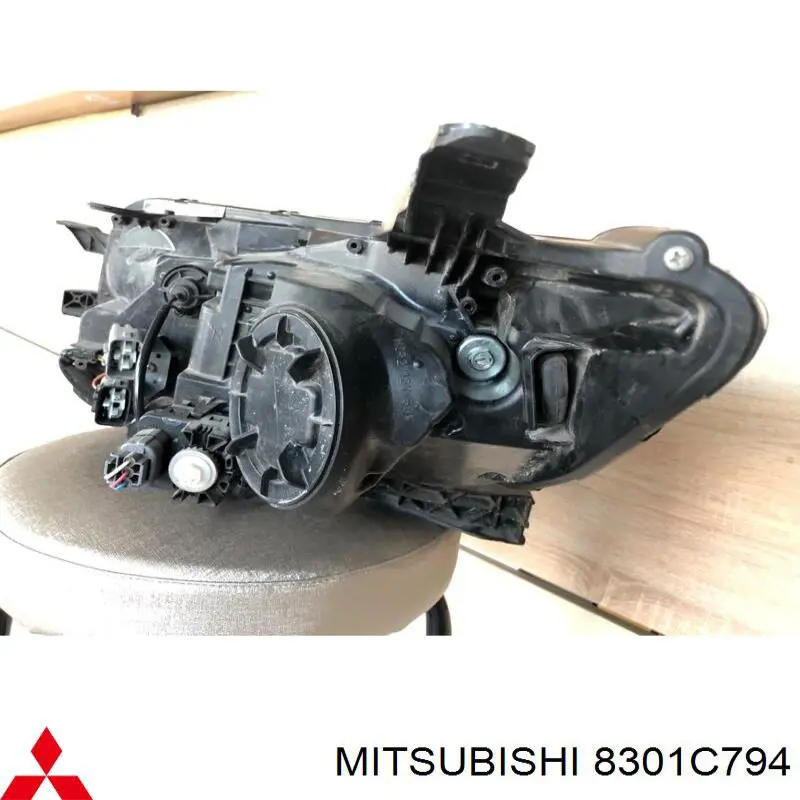 Купити 8301D666 Mitsubishi Права блок фара