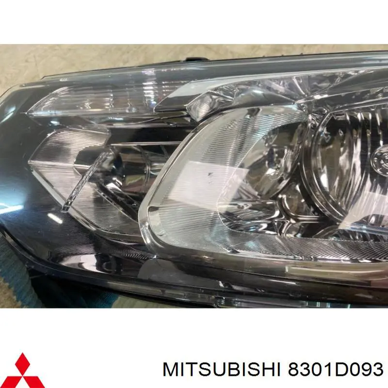 8301D093 Mitsubishi фара ліва