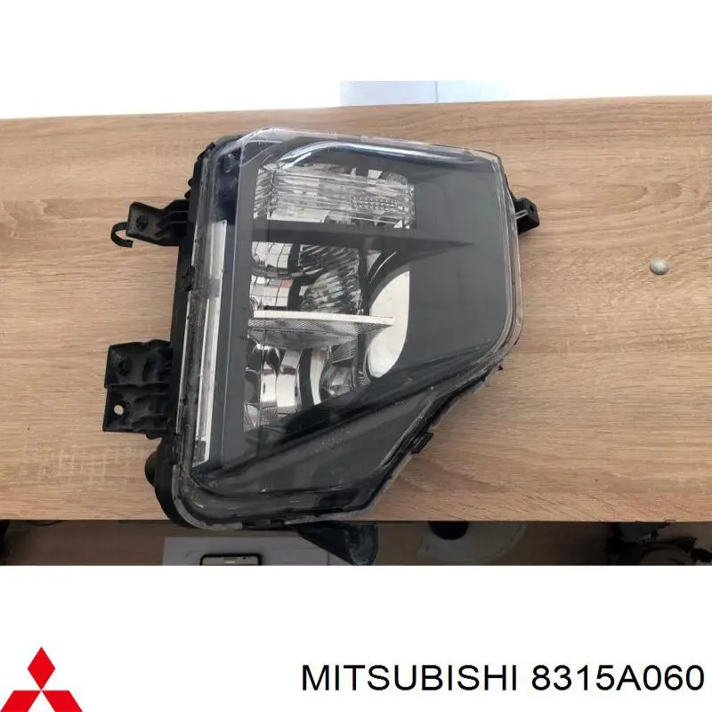 Протитуманка права Mitsubishi 8315A060 ціна, від 136.11 USD