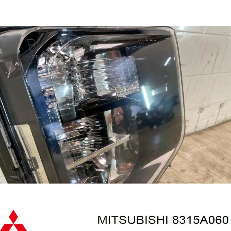 Фара протитуманна, права 8315A060 Mitsubishi
