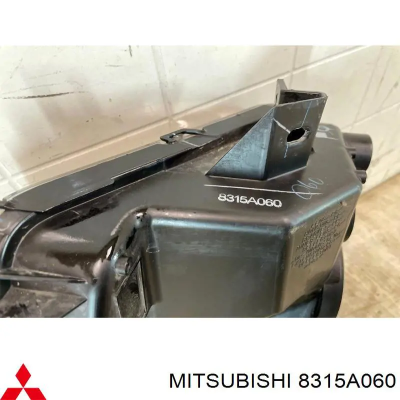 Купити 8315A060 Mitsubishi Туманка права