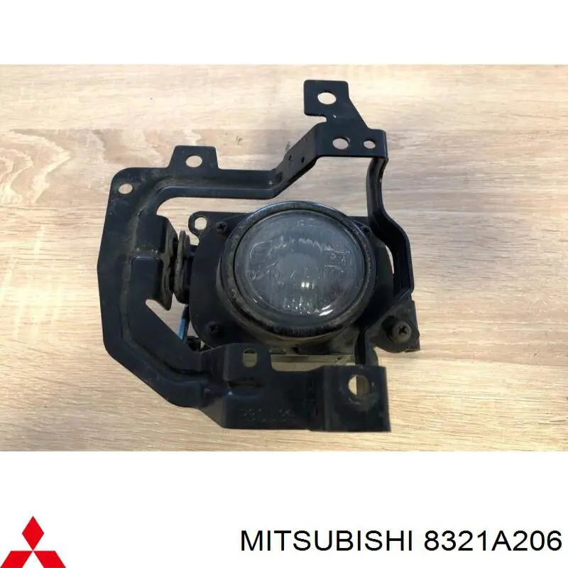 MN161022 Mitsubishi Фара протитуманна, права