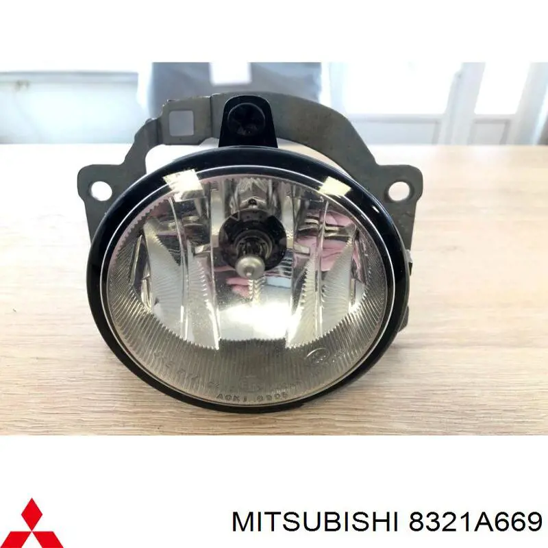 Фара протитуманна, ліва/права 8321A669 Mitsubishi