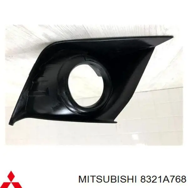 8321A768 Mitsubishi Заглушка, решітка протитуманних фар бампера переднього, права