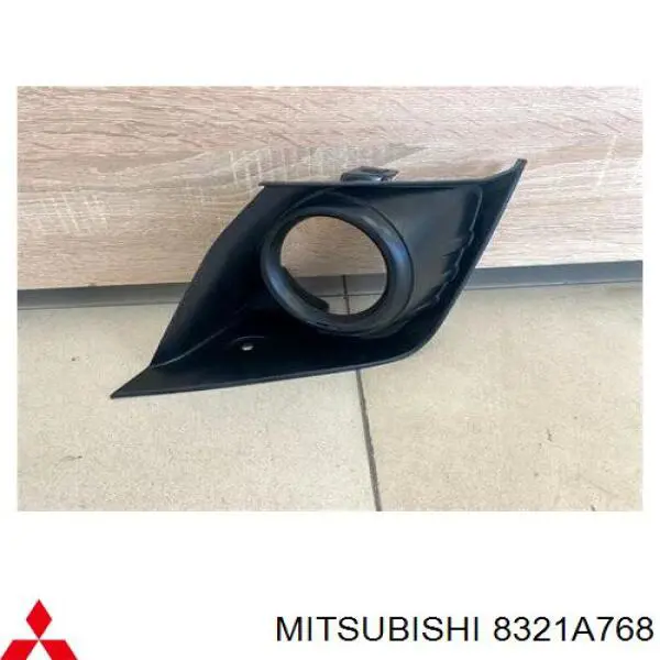 Заглушка/ решітка протитуманних фар бампера переднього, права Mitsubishi ASX (GA) (Міцубісі Асх)