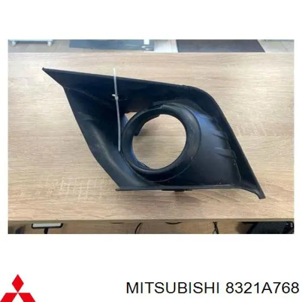Купити 8321A768 Mitsubishi Заглушка/ решітка протитуманних фар бампера переднього, права