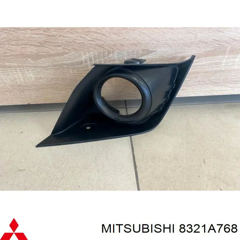 Заглушка/ решітка протитуманних фар бампера переднього, права 8321A768 Mitsubishi