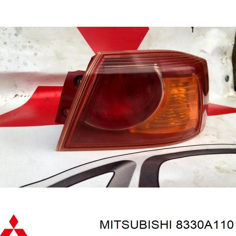 8330A556 Mitsubishi ліхтар задній правий, зовнішній
