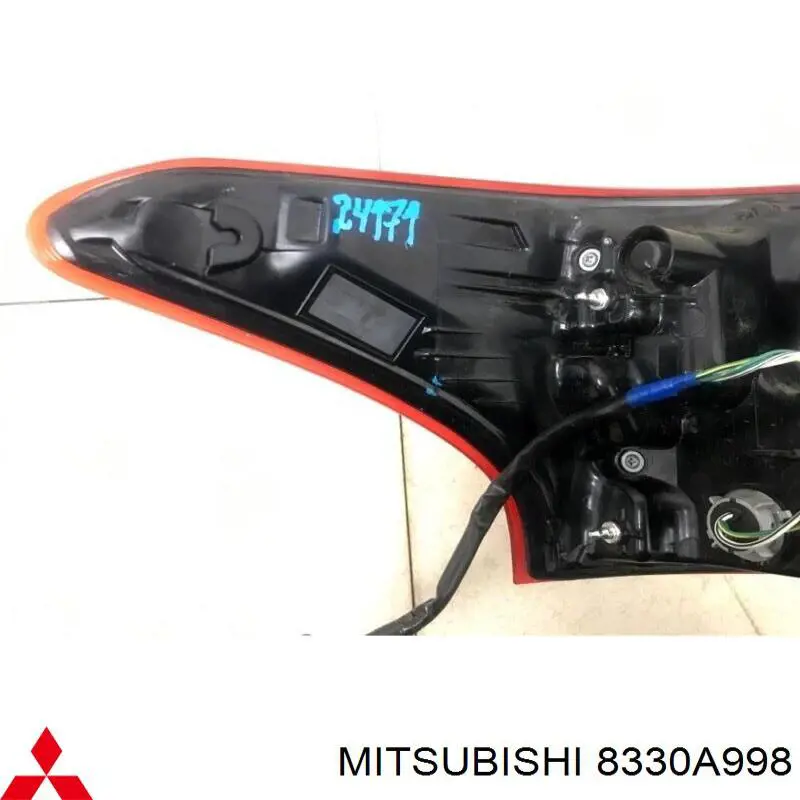 8330A998 Mitsubishi ліхтар задній правий, зовнішній