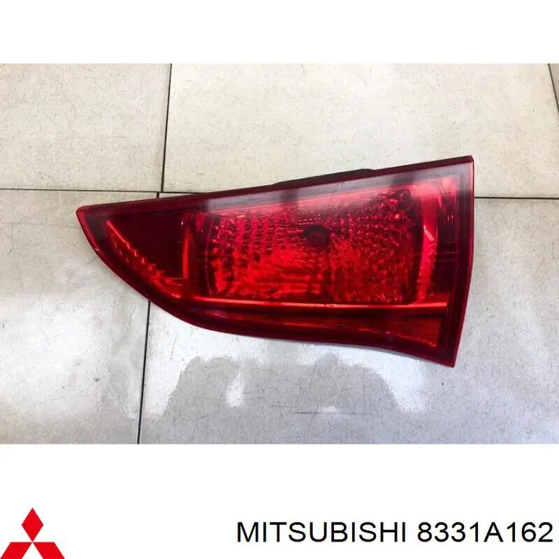 8331A132 Mitsubishi Ліхтар задній правий, внутрішній
