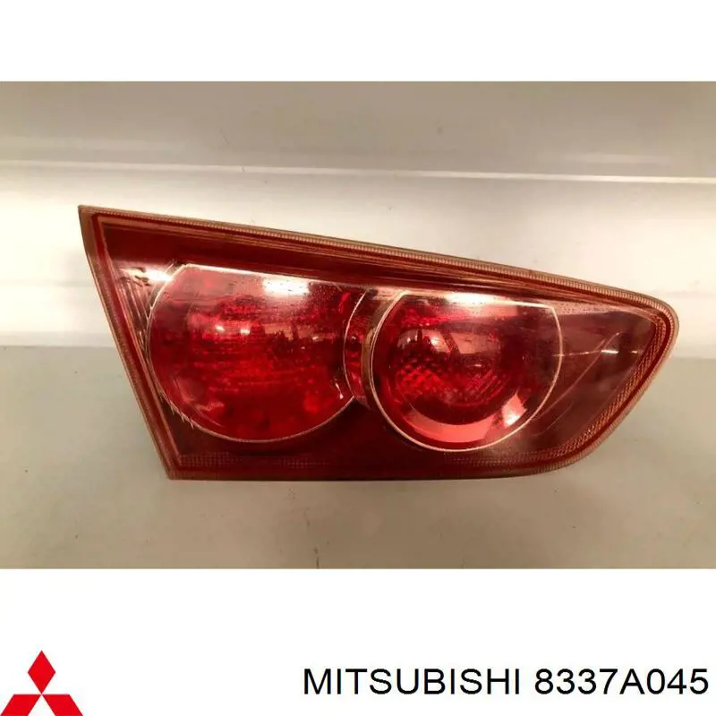 8337A045 Mitsubishi ліхтар задній лівий, внутрішній