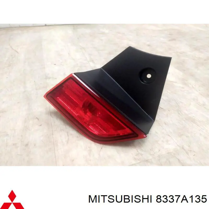 Катафот (відбивач) заднього бампера, лівий 8355A026 Mitsubishi