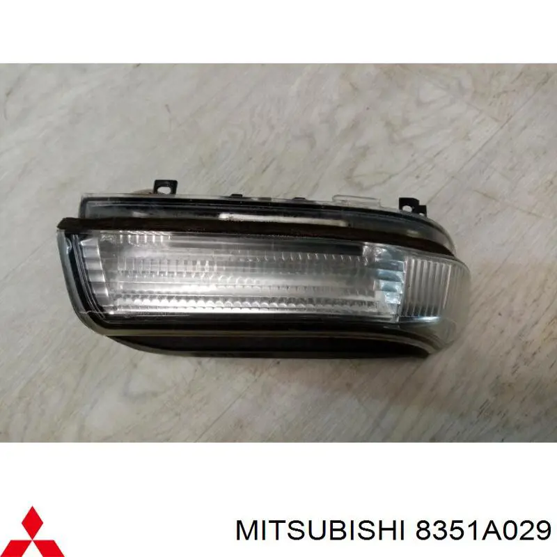 8351A013 Mitsubishi покажчик повороту дзеркала, лівий