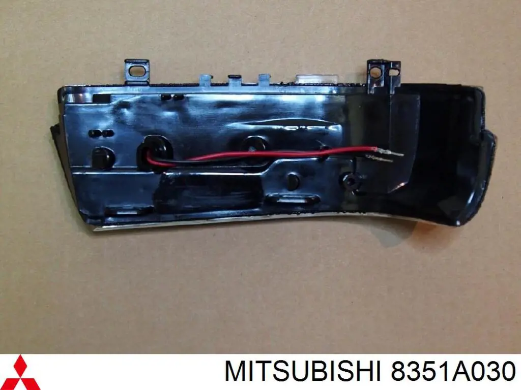8351A014 Mitsubishi покажчик повороту дзеркала, правий