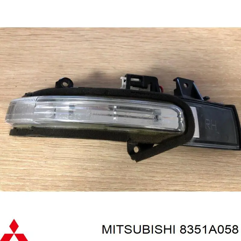 8351A058 Mitsubishi покажчик повороту дзеркала, правий