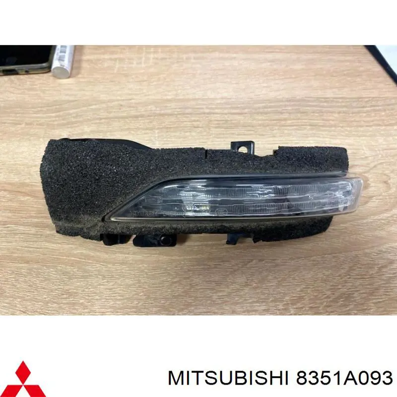 8351A093 Mitsubishi Покажчик повороту дзеркала, лівий