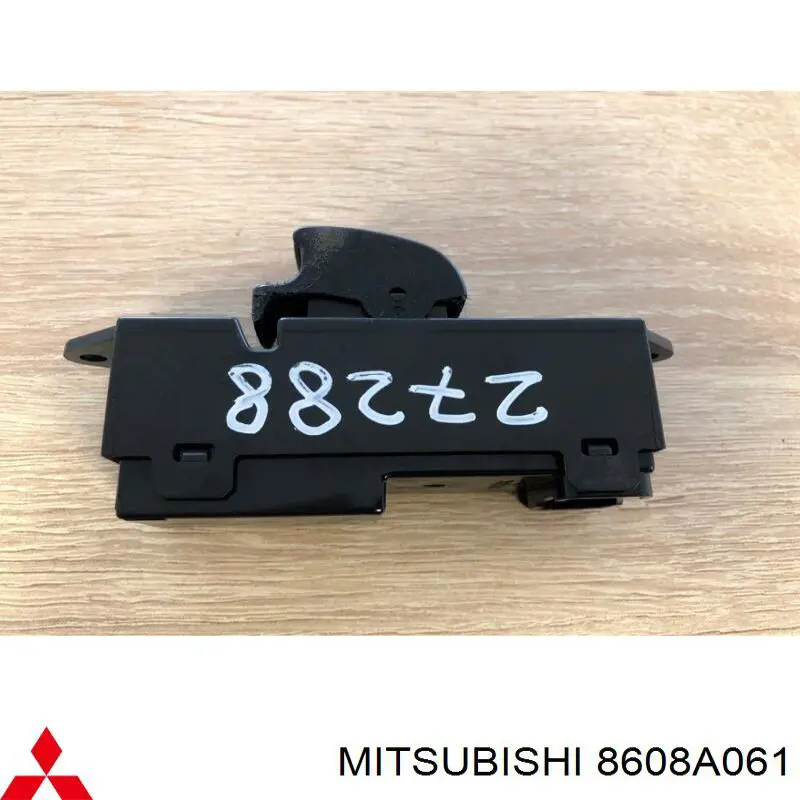 8608A061 Mitsubishi кнопковий блок керування склопідіймачами передній лівий