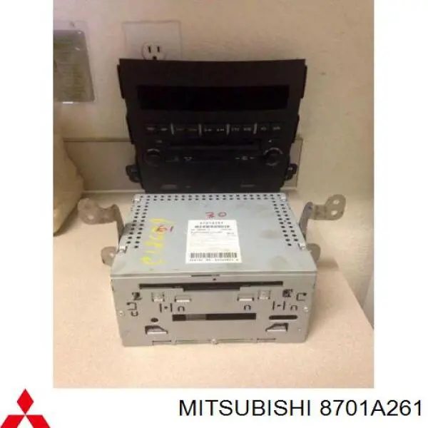 8701A261 Mitsubishi магнітола (радіо am/fm)