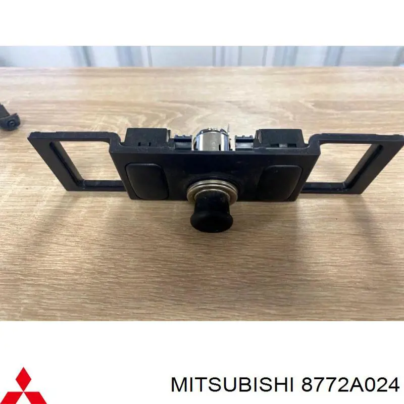 8772A024 Mitsubishi Розетка запальнички
