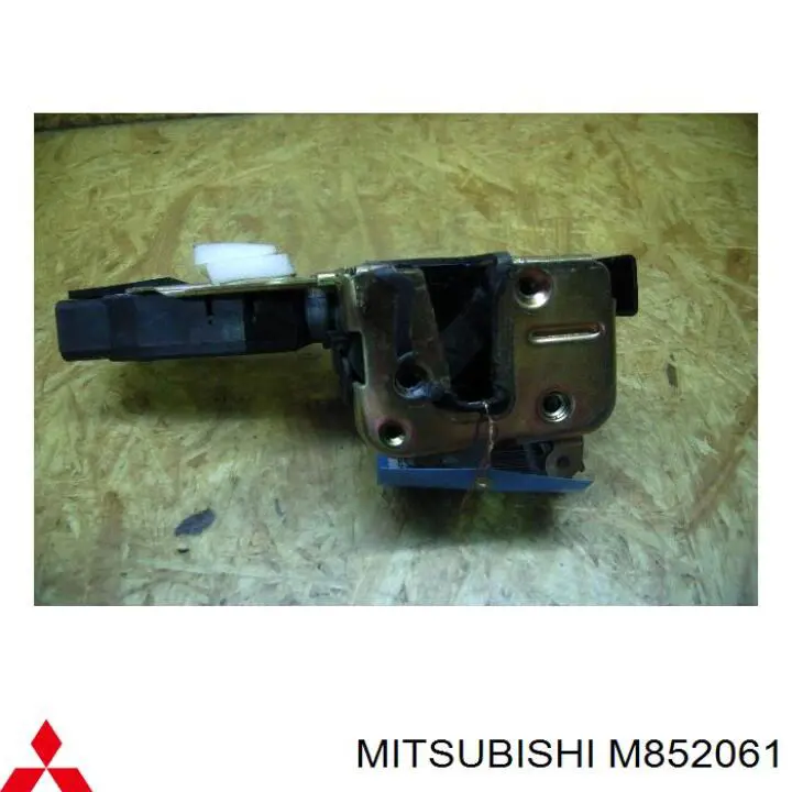 M852061 Mitsubishi замок передньої двері, правої