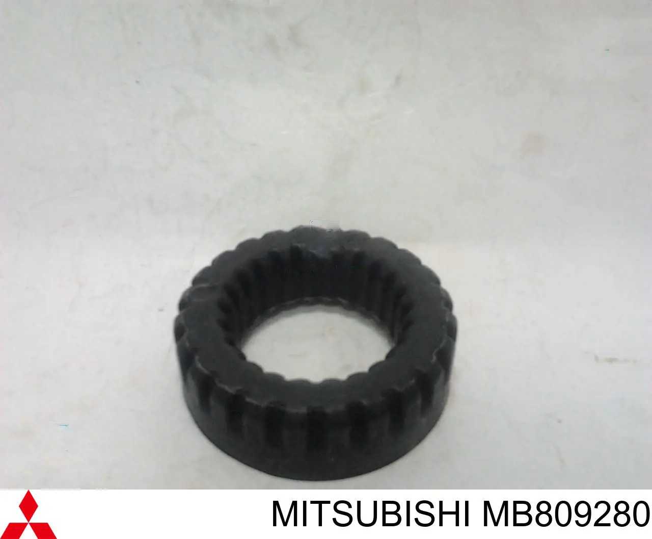 Купити MB809280 Mitsubishi Проставка (гумове кільце) пружини задньої, верхня
