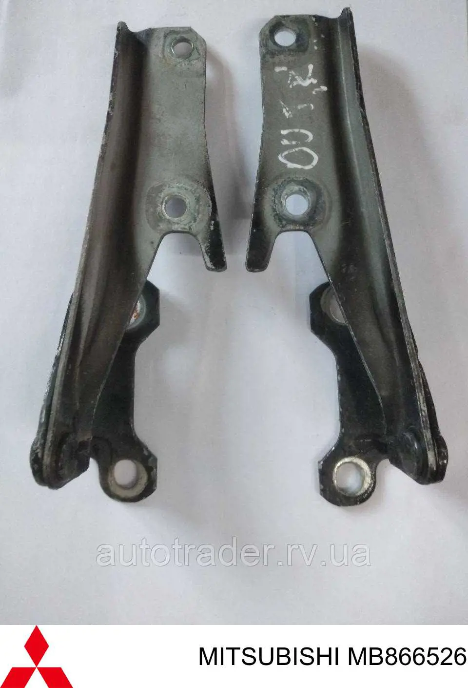 Купити MB866526 Mitsubishi Шарнір капота правий