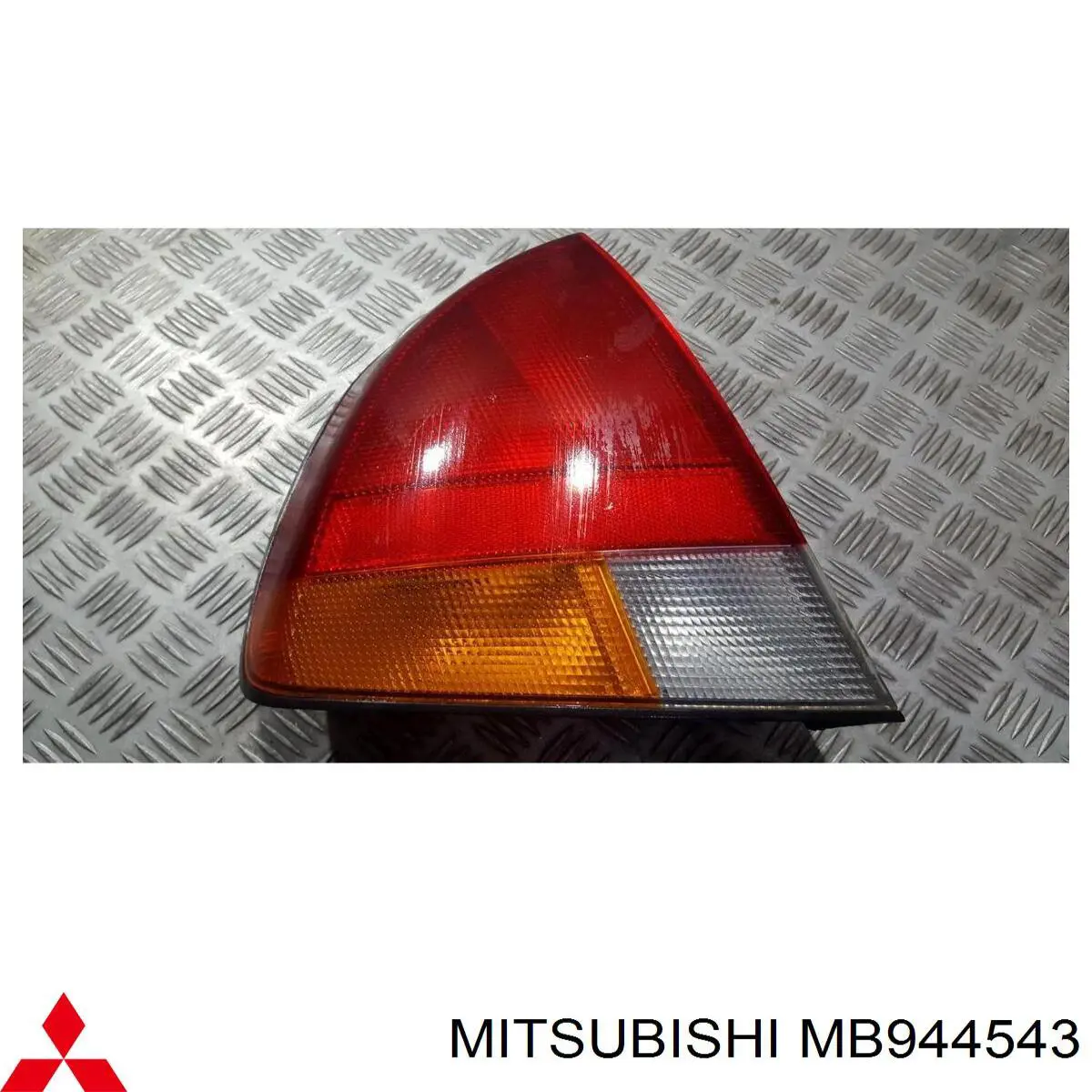 MB944543 Mitsubishi Задній лівий зовнішній ліхтар