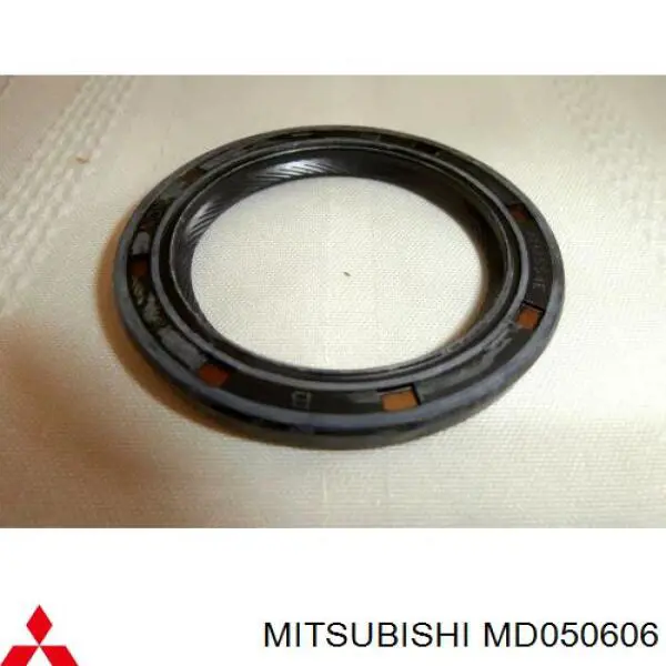 MD050606 Mitsubishi сальник колінвала двигуна, передній