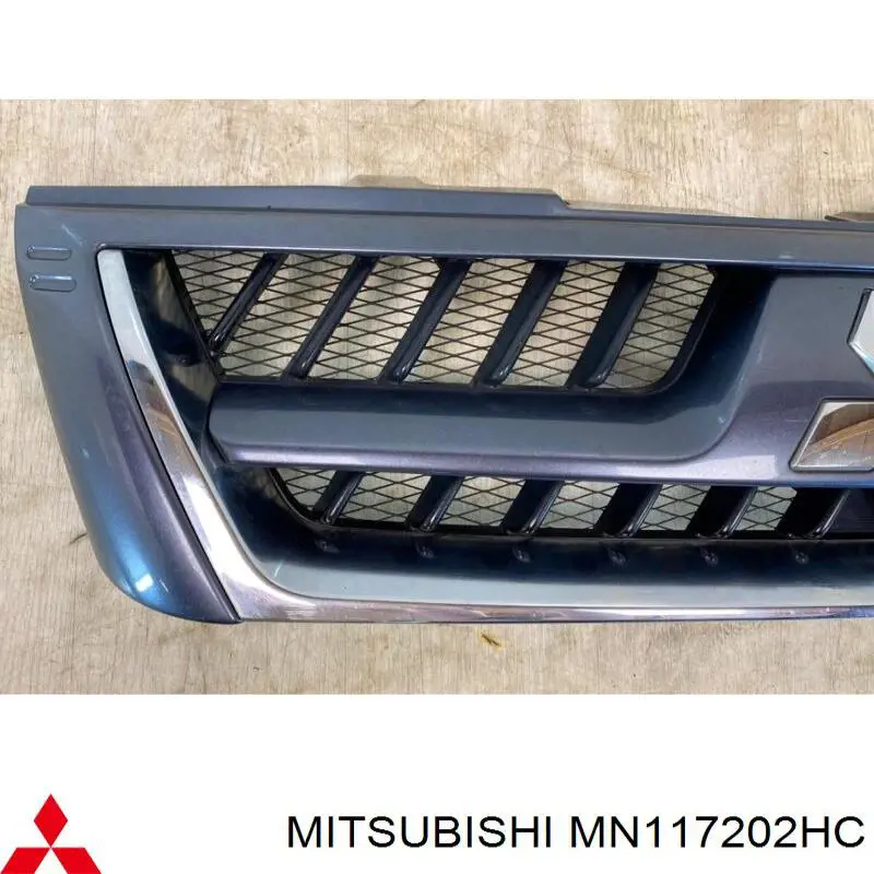 Автозапчасть/pajero решетка радиатора хром-черн на Mitsubishi Pajero III 
