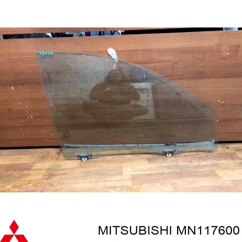 MN117600 Mitsubishi Скло передніх дверей, правих