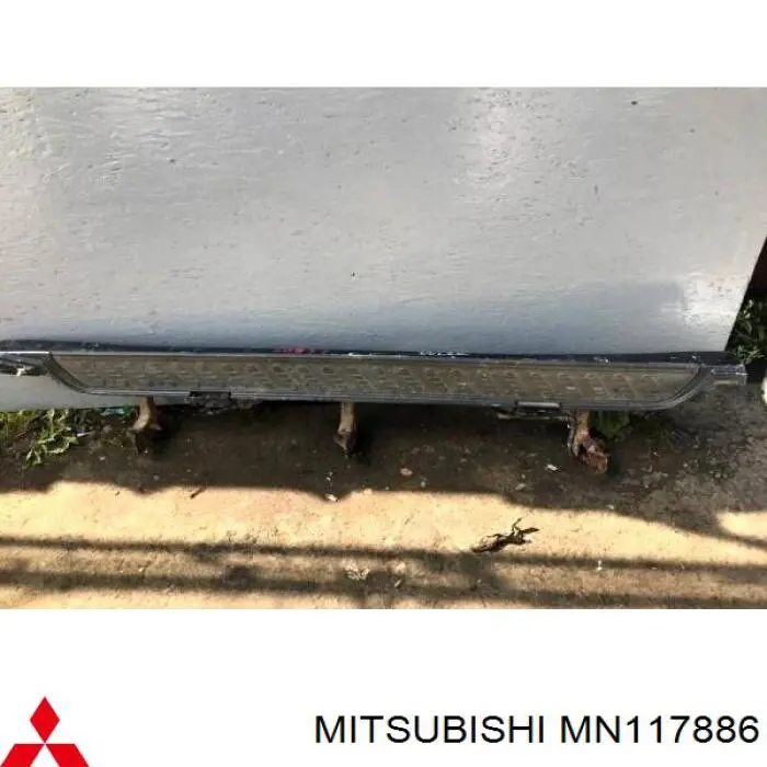 Підніжка права Mitsubishi Pajero 3 (Міцубісі Паджеро)