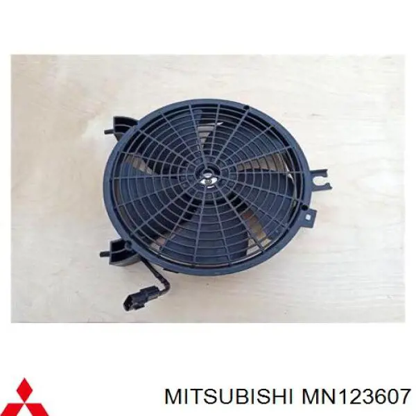 Дифузор радіатора кондиціонера, в зборі з крильчаткою і двигуном на Mitsubishi Pajero (KH)