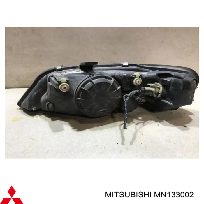 MN133002 Mitsubishi фара права