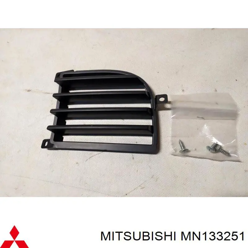 Купити MN133251 Mitsubishi Решітка переднього бампера, ліва