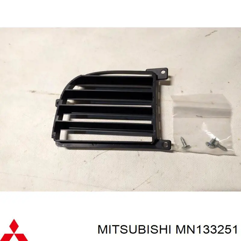 MN133251 Mitsubishi решітка переднього бампера, ліва