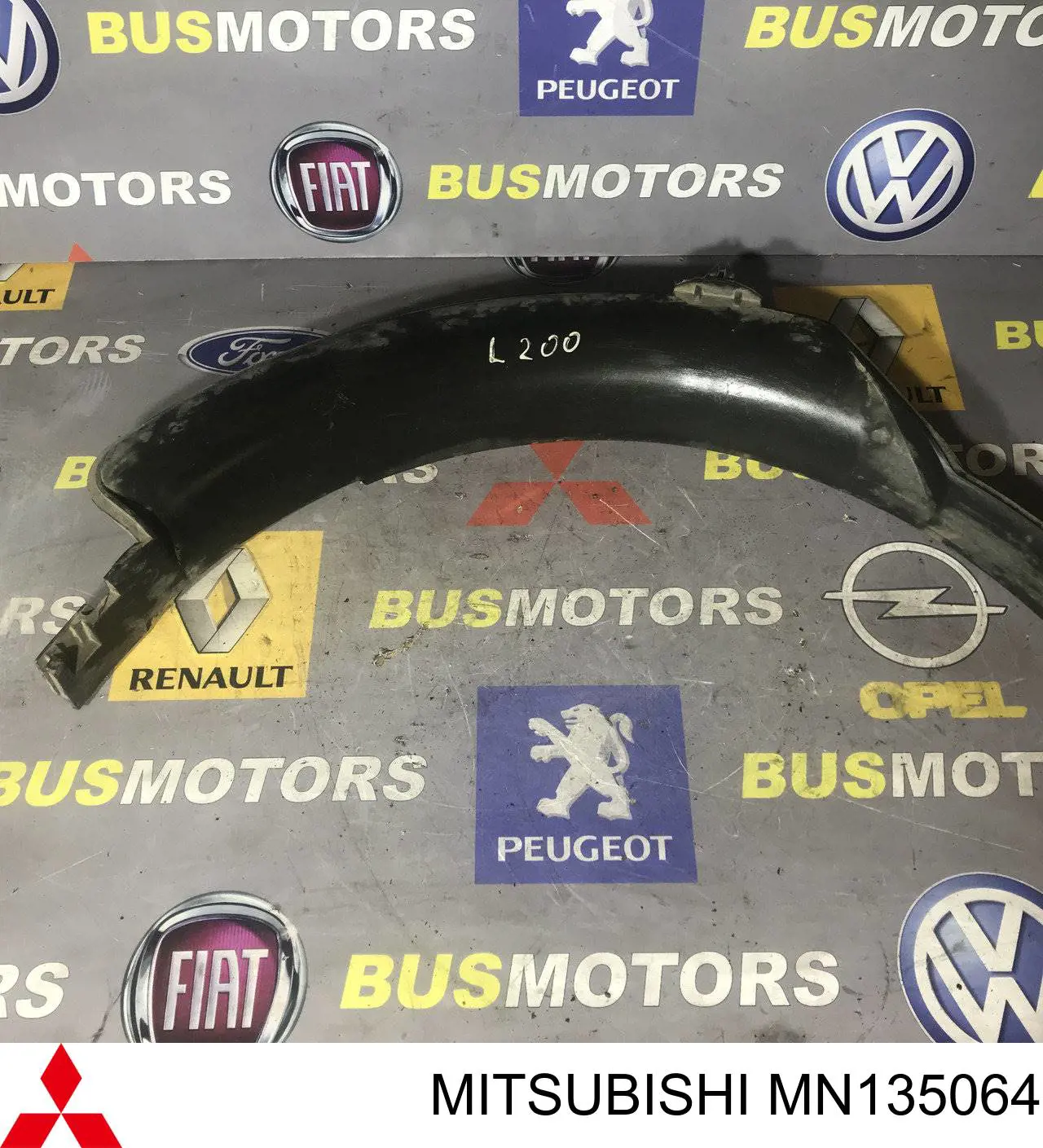 Дифузор (кожух) радіатора охолодження MN135064 Chrysler