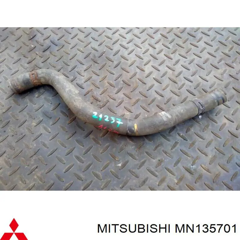 MN135701 Mitsubishi Шланг/патрубок радіатора охолодження, нижній
