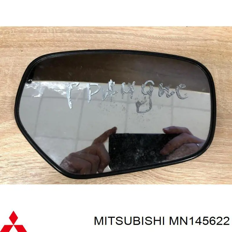 Купити MN145640 Mitsubishi Дзеркальний елемент правого дзеркала заднього виду