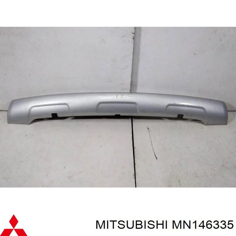 MN146335 Mitsubishi накладка бампера переднього
