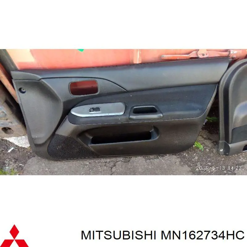 MN162734HC Mitsubishi Обшивка-облицювання передньої двері, правою, внутрішня