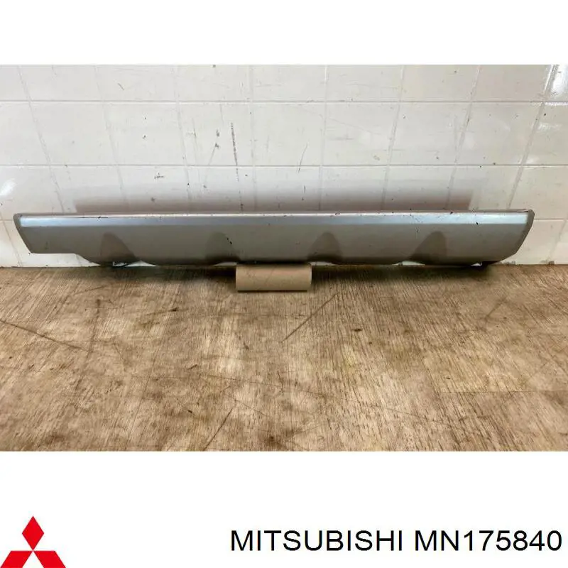 Купити MN175840 Mitsubishi Накладка бампера заднього