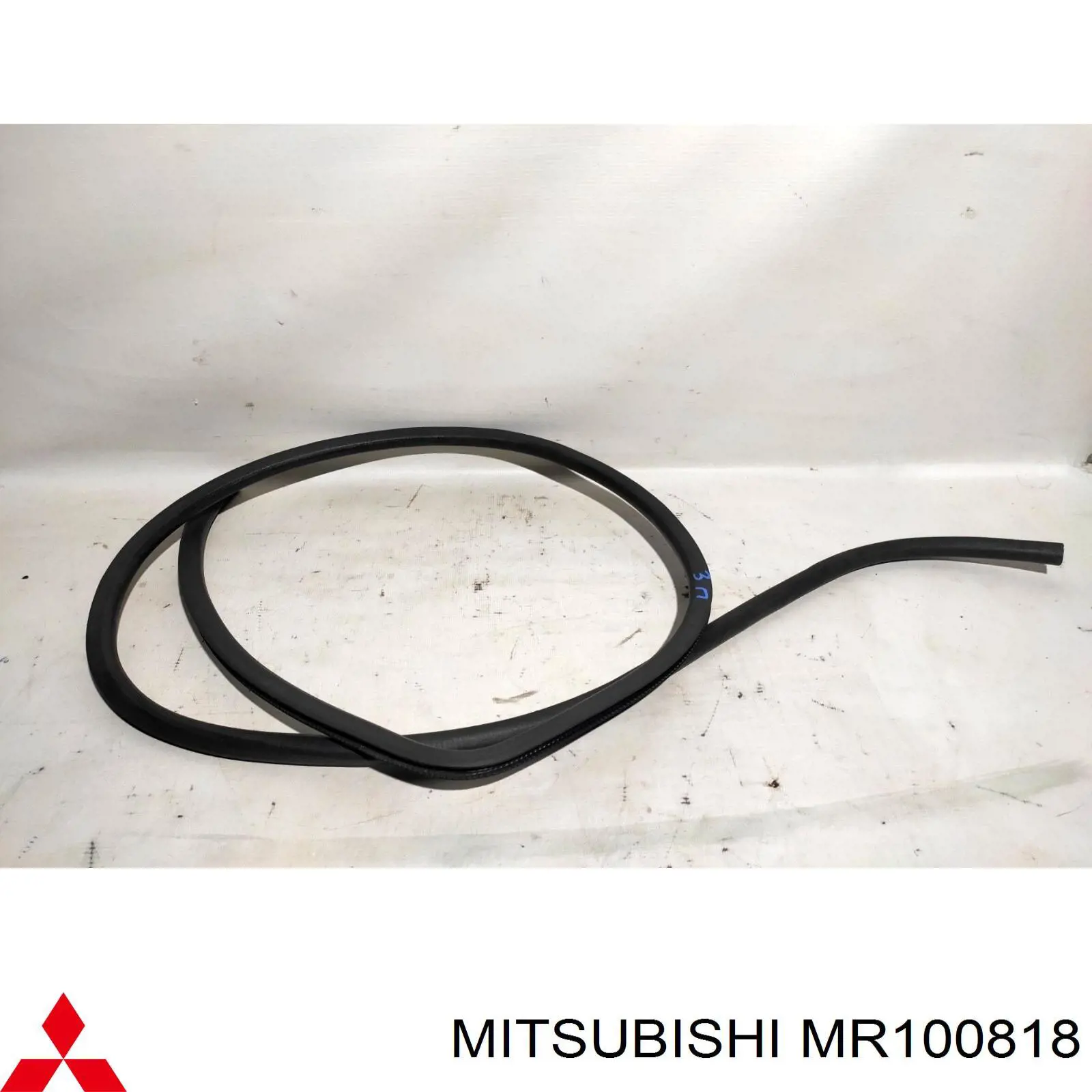 Купити MR100818 Mitsubishi Ущільнювач двері передньої правої (на кузові)