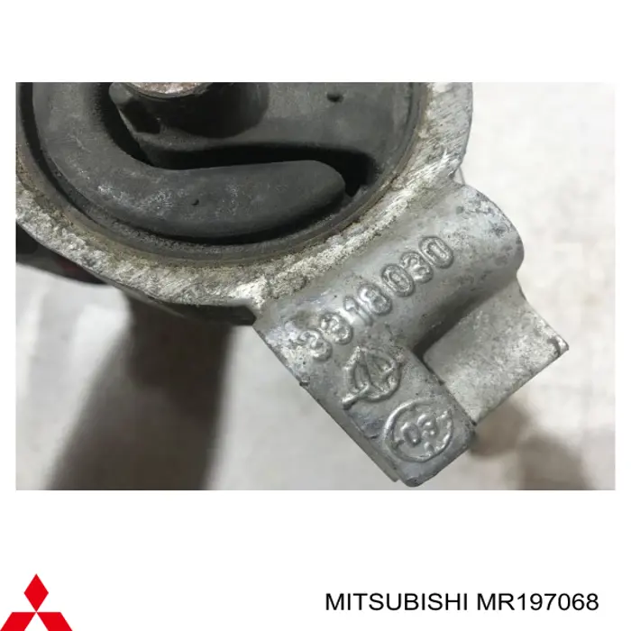Подушка (опора) двигуна, ліва MR197068 Mitsubishi