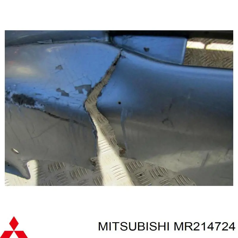 MR214724 Mitsubishi бампер передній