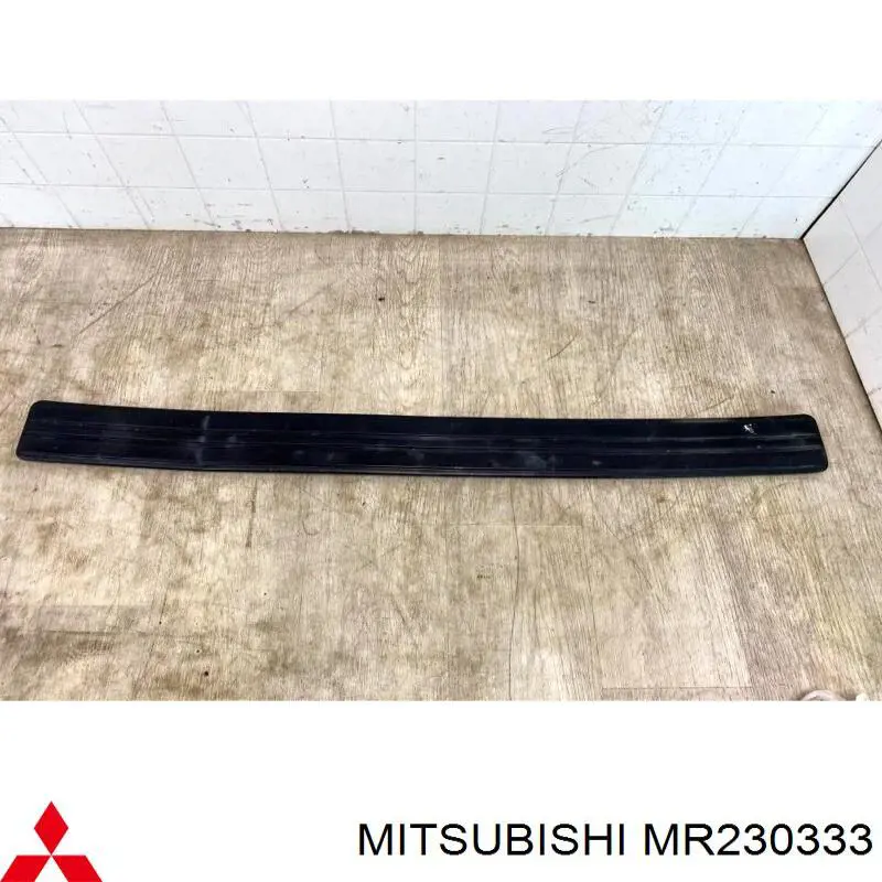 MR230333 Mitsubishi накладка бампера заднього, верхня захисна (сходинка-підніжка)