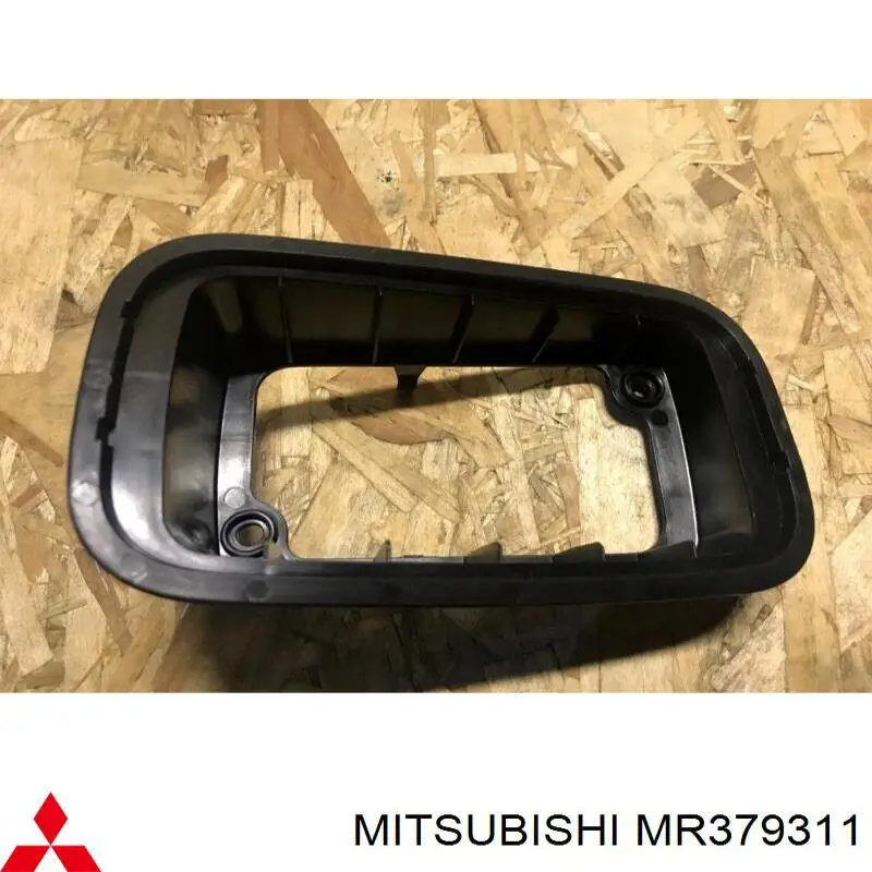 Купити MR379311 Mitsubishi Кріплення задніх лівих ПТФ
