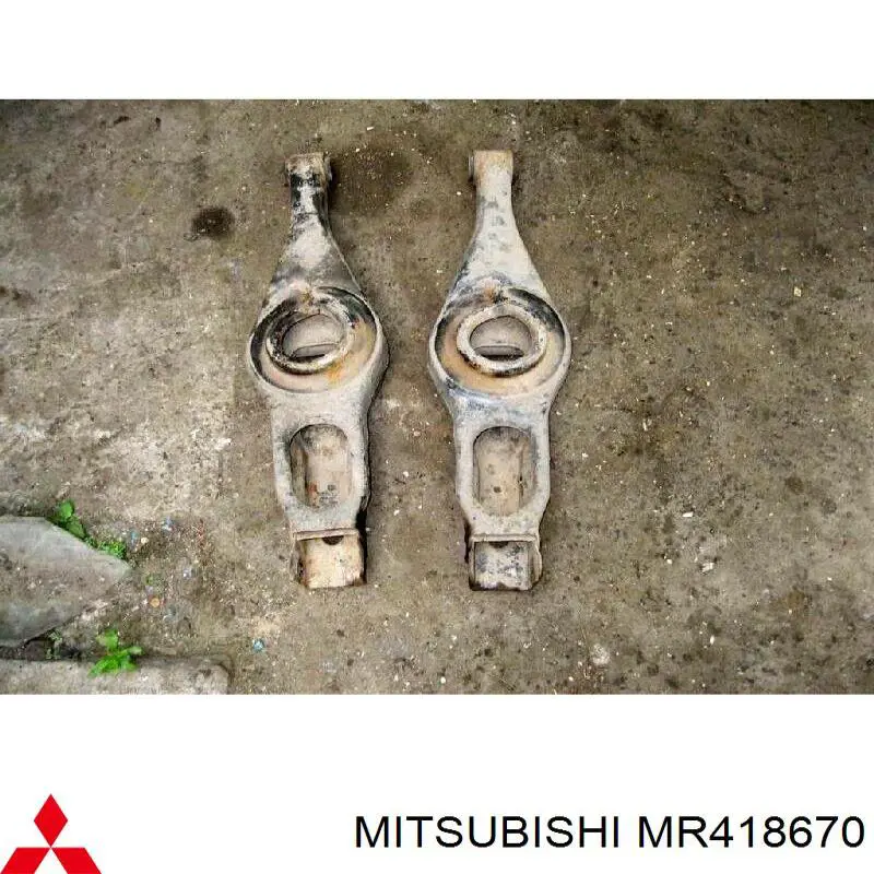 MR418670 Mitsubishi важіль задньої підвіски нижній, лівий/правий