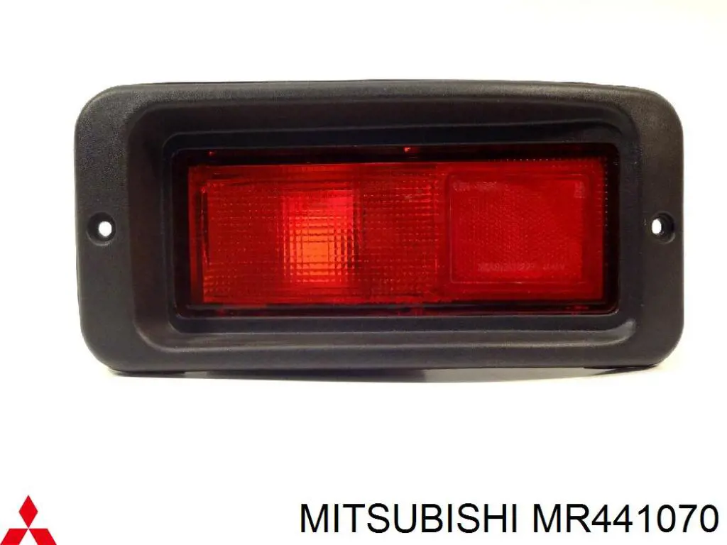 MR441070 Mitsubishi Ліхтар заднього бампера, правий