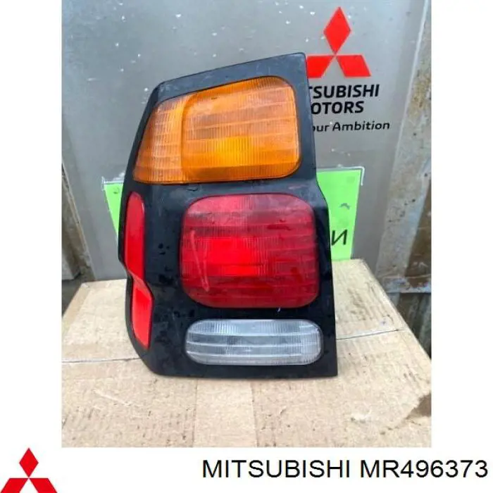 MR496373 Mitsubishi ліхтар задній лівий
