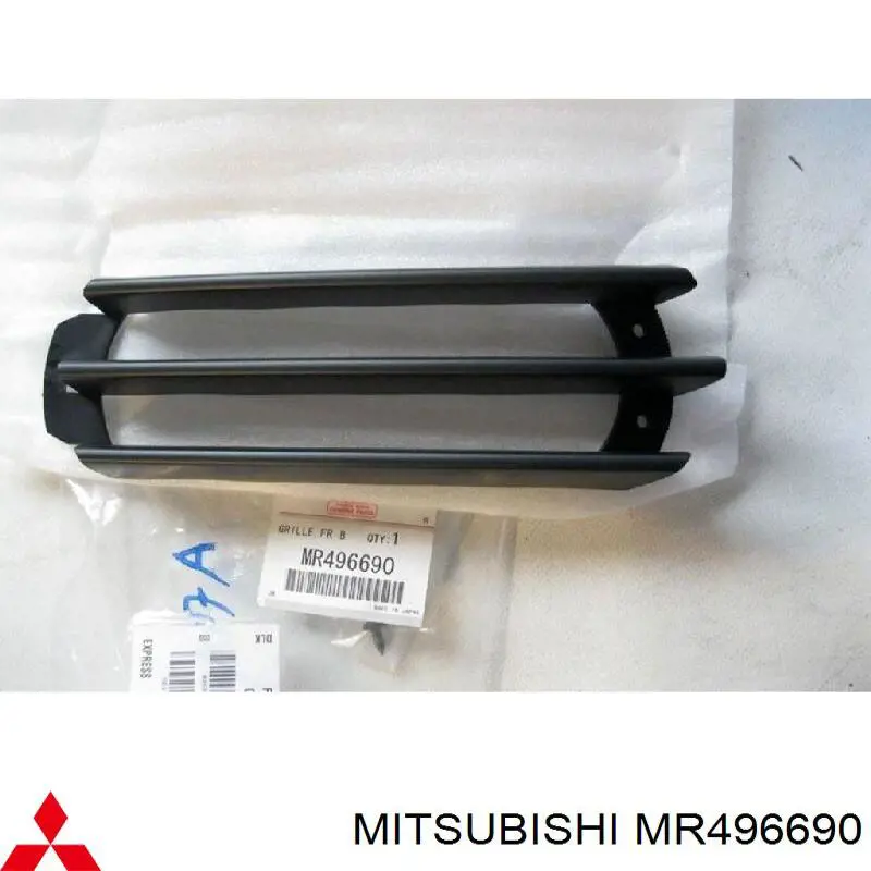Заглушка/ решітка протитуманних фар бампера переднього, права на Mitsubishi Pajero (K90)